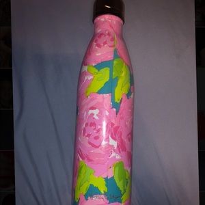 Lily Pulitzer swell bottle in first impression